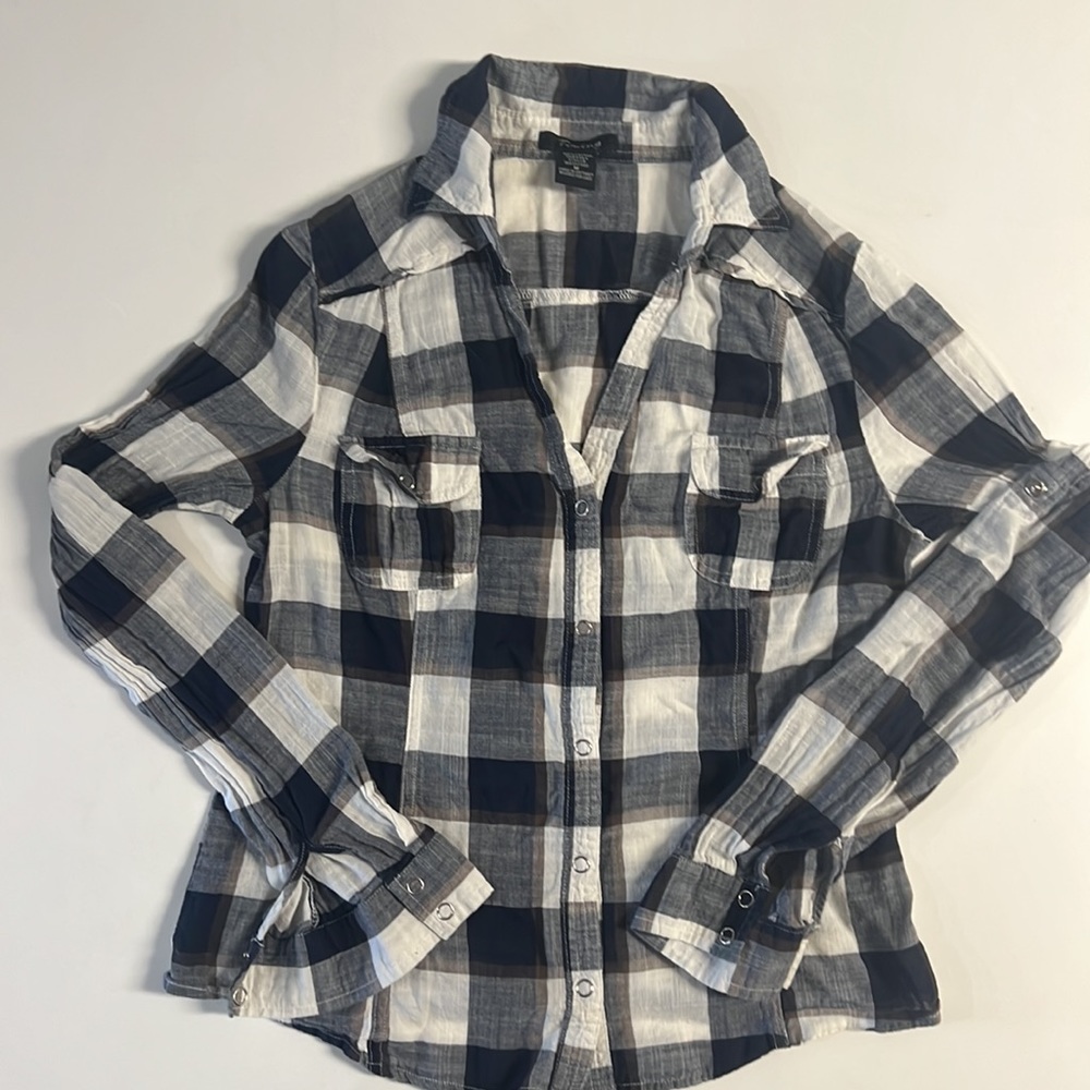 *Timing Flannel Black White Roll Tab Sleeve Size Medium